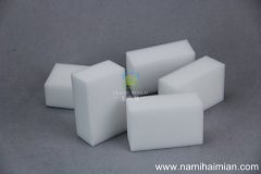 怎樣去除衛(wèi)生間鏡子上的頑固水漬？用納米海綿