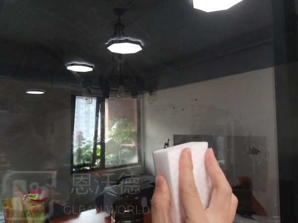 玻璃上的污漬怎用什么去除呢？玻璃上有水垢怎么辦？